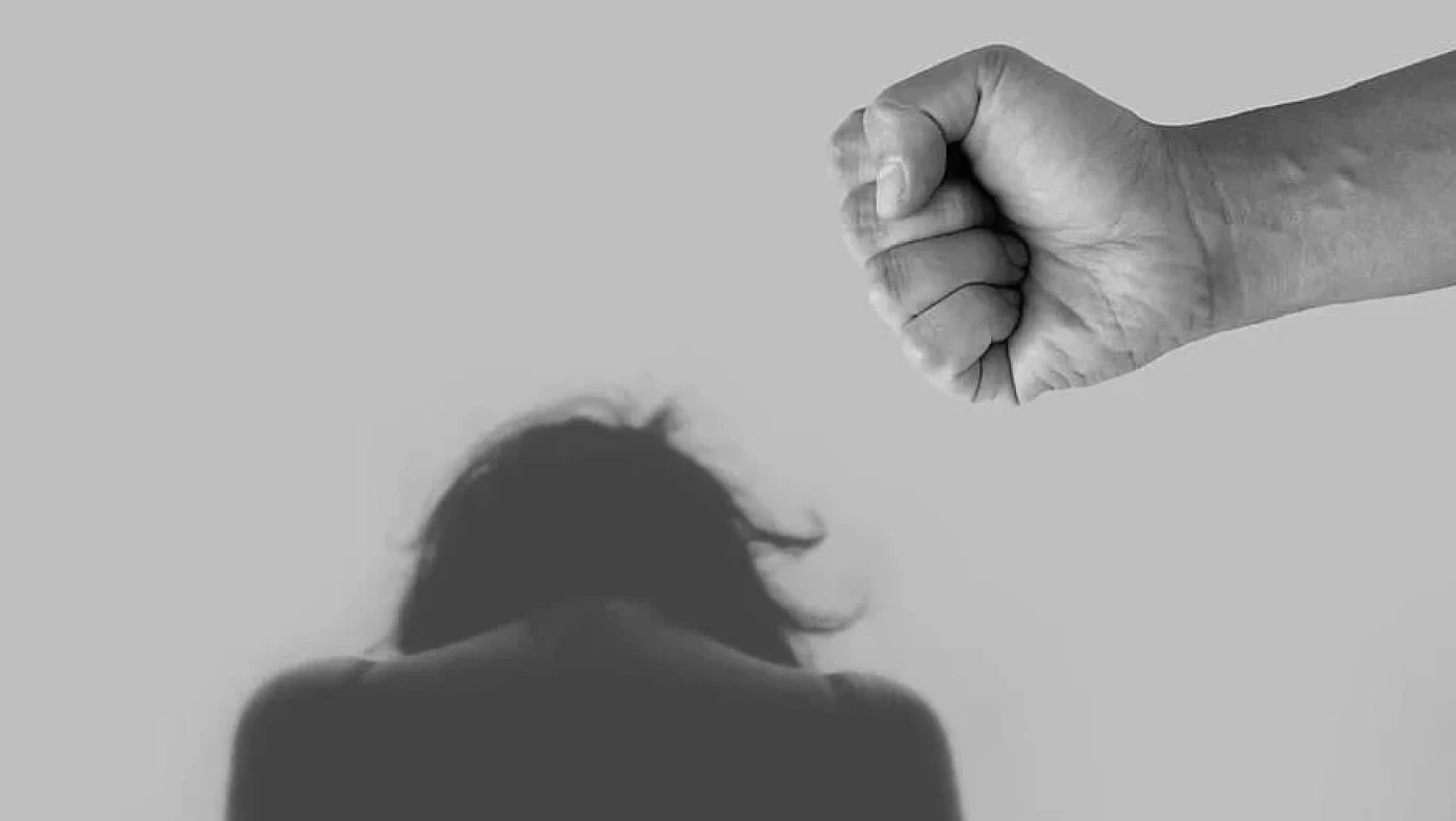 Εύβοια: Επιχειρηματίας ξυλοκόπησε την σύζυγό του – Αναζητείται από την ΕΛΑΣ
