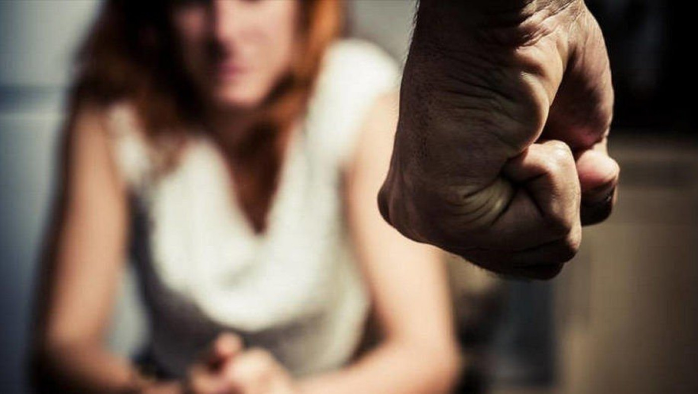 Ποιος είναι ο δημοσιογράφος που κατηγορείται για ξυλοδαρμό της συζύγου του