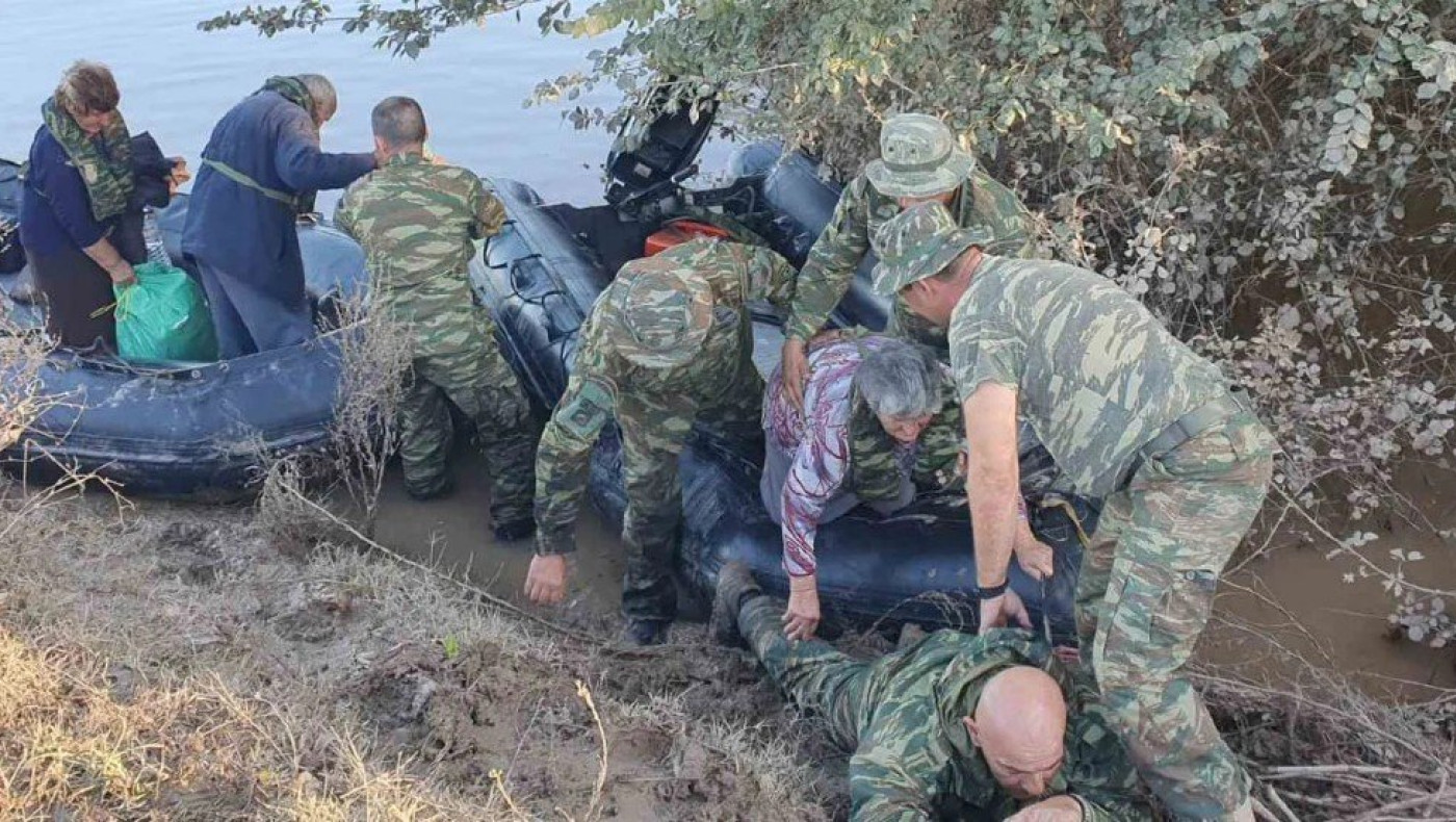 Ποιος είναι ο πεζοναύτης που έγινε «γέφυρα» για τους ηλικιωμένους πλημμυροπαθείς