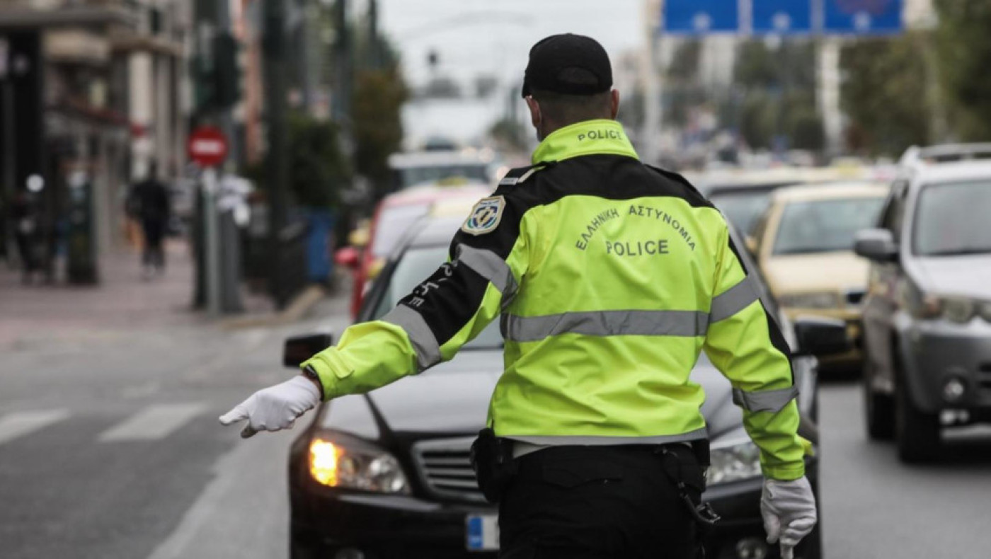 Θεσσαλονίκη: Τροχονόμος και... βλέπουμε στη διασταύρωση Αγίου Δημητρίου-Βενιζέλου