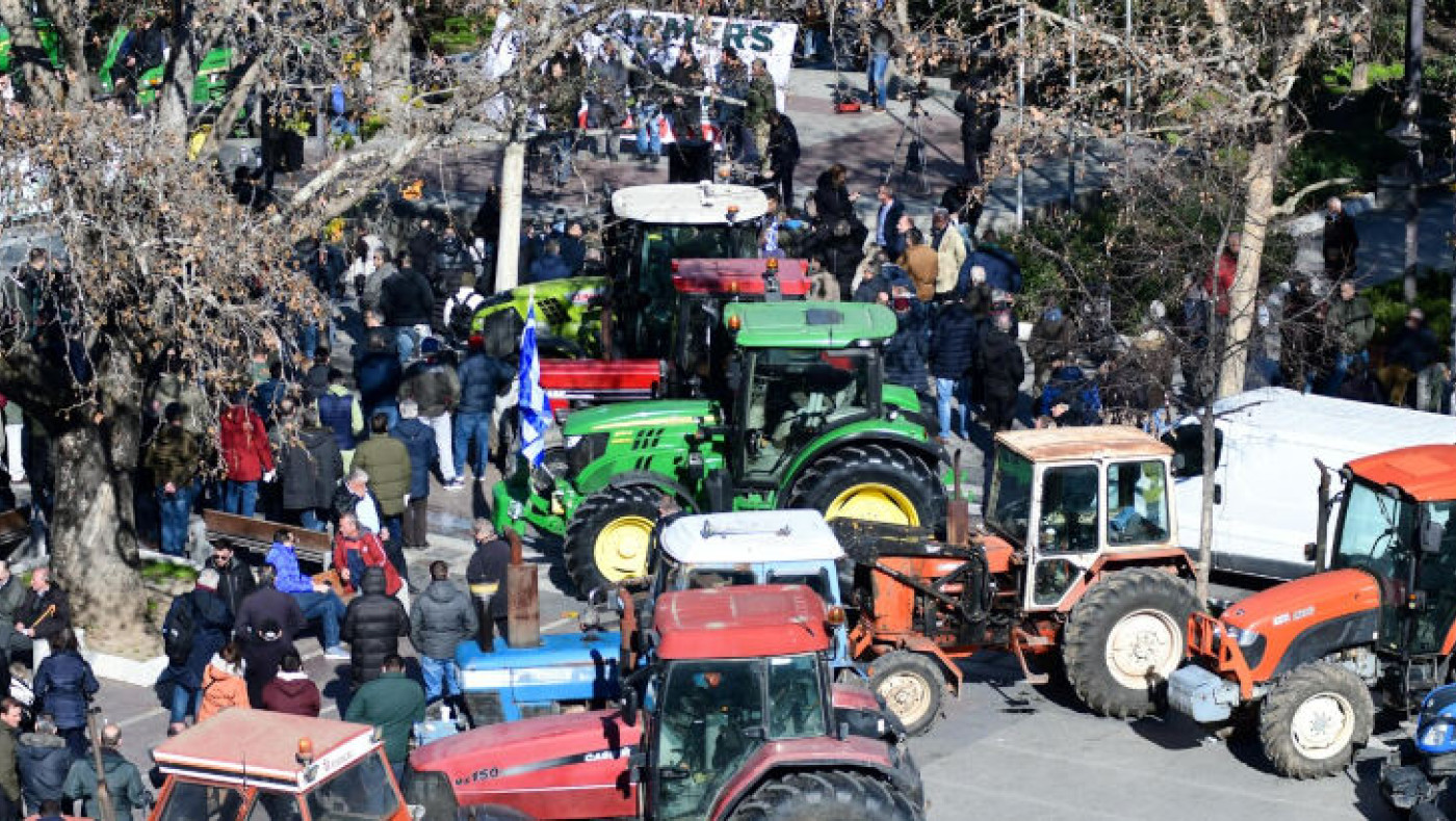 «Ποταμός» από τα τρακτέρ στην Αθήνα εάν δεν ικανοποιηθούν οι αγρότες - Ξεκινούν αποκλεισμοί Εθνικών Οδών