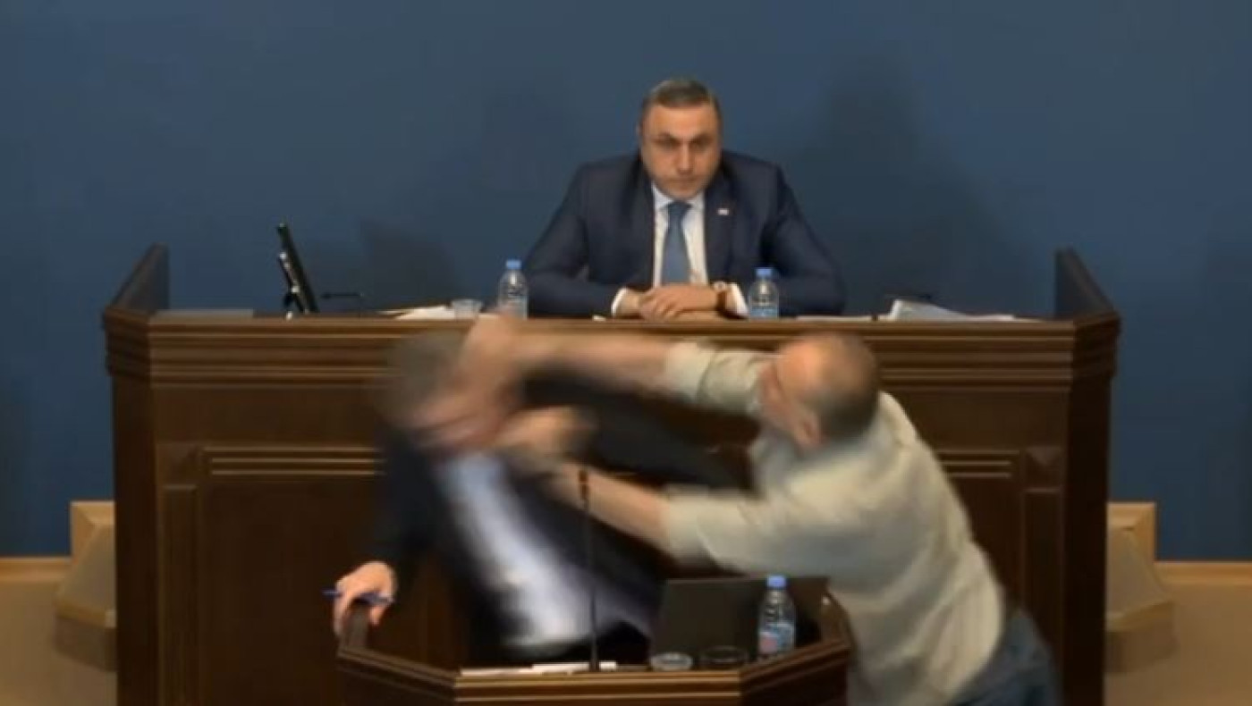 Γεωργία: Σκηνές χάους στο Κοινοβούλιο με κλωτσιές και μπουνιές… live