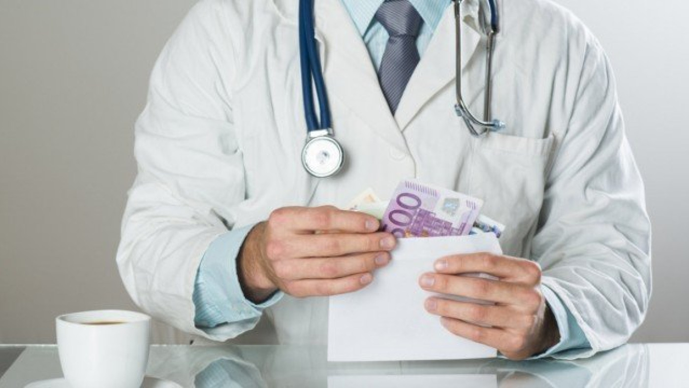 ΣΟΚ: Γιατρός σε δημόσιο νοσοκομείο συνελήφθη με... «φακελάκι»