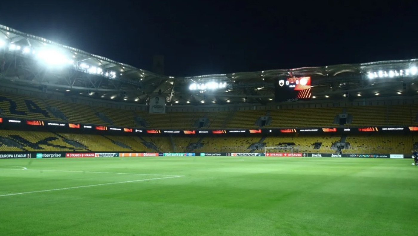 Μια αλεπού έκανε βόλτα έξω από την OPAP ARENA