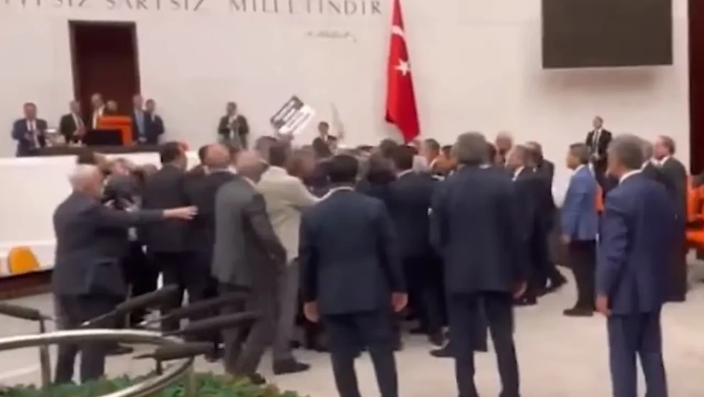 Τουρκία: Βίαια επεισόδια μέσα στην Εθνοσυνέλευση-Βουλευτές πιάστηκαν στα χέρια (vid)