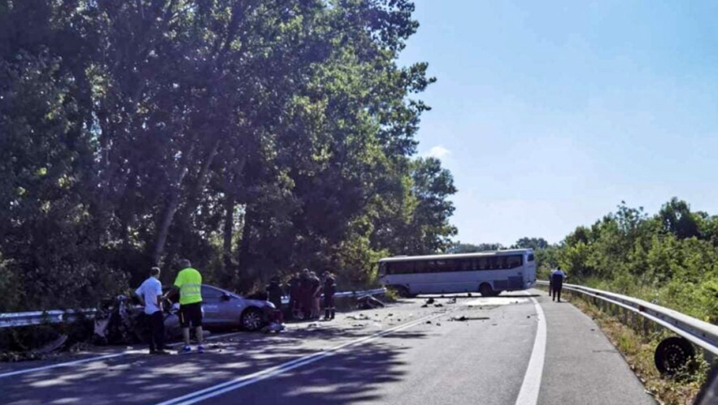 Ξάνθη: Τραγωδία στην άσφαλτο, τέσσερις νεκροί μετά από σύγκρουση ΙΧ με λεωφορείο (vid)