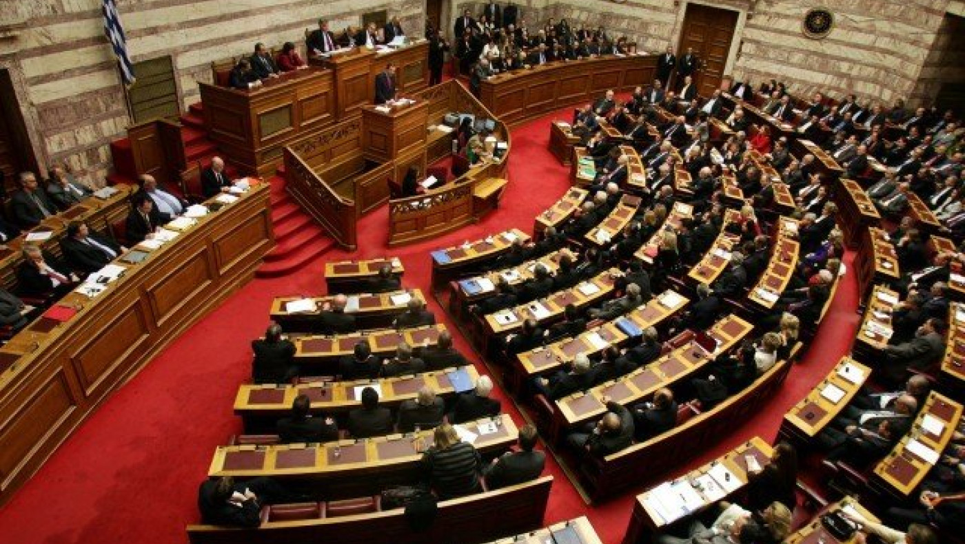 Παραλίγο ξύλο στη Βουλή: «-Τι κοιτάς έτσι, με γουστάρεις; -Άντε γα***»