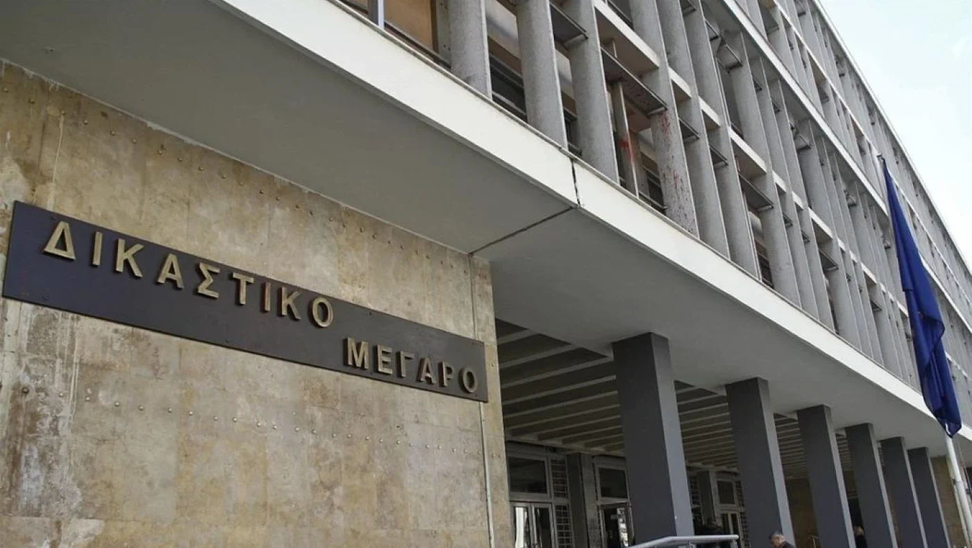 «Έχει γκομενιλίκια»: Αθώα η 77χρονη που συνελήφθη για ξυλοδαρμό του 82χρονου συζύγου της