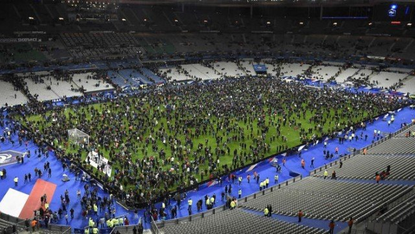 Ελεγχόμενη έκρηξη έξω από το «Σταντ ντε       Φρανς»