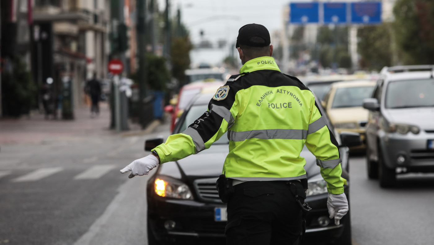 Οδήγηση και πρόστιμο: Η αγαπημένη συνήθεια που κανείς δεν ξέρει ότι είναι παράνομη