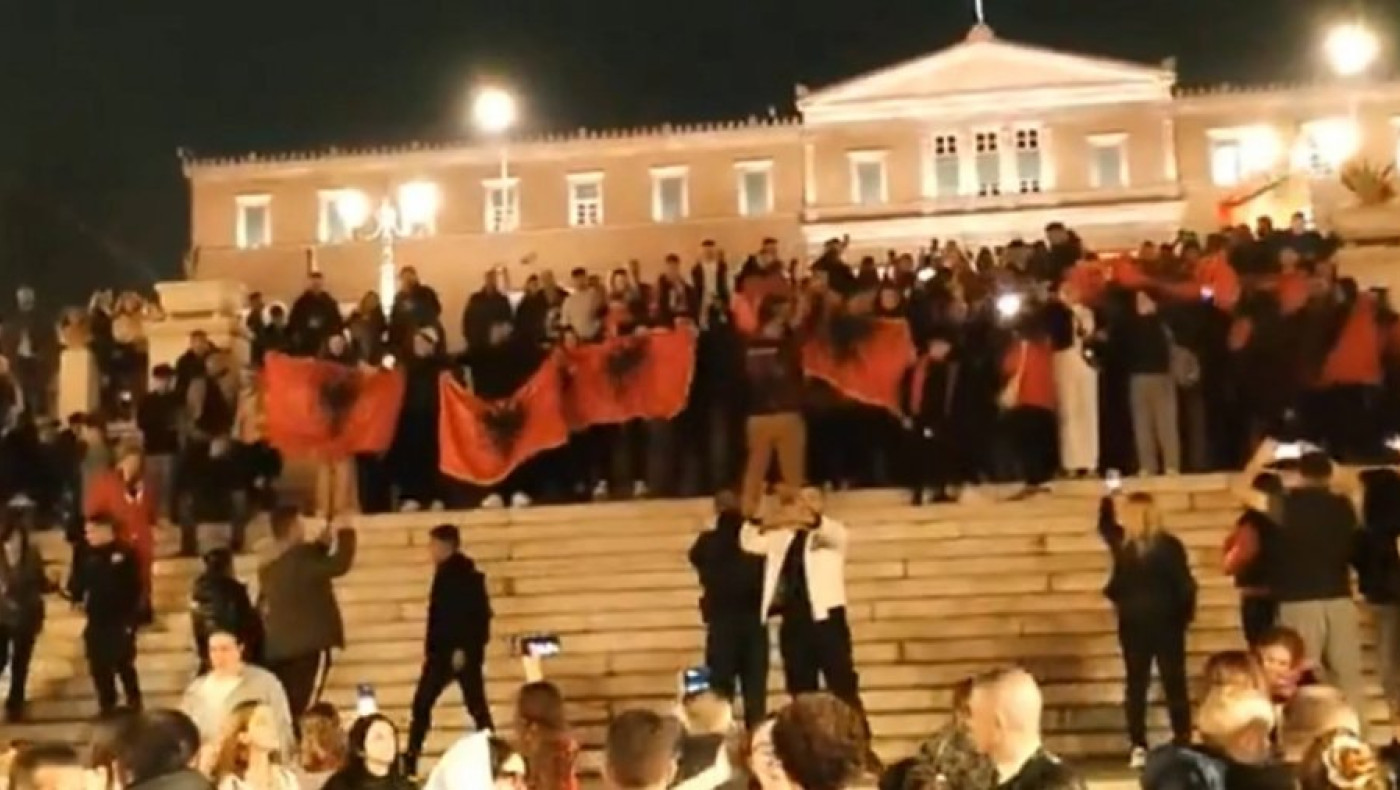 Αθήνα: Αλβανοί γιόρτασαν έξω από τη Βουλή την ημέρα Ανεξαρτησίας της χώρας τους!