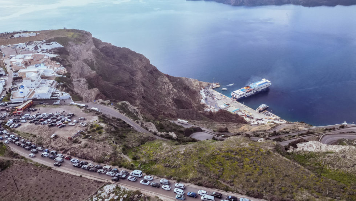 Απίστευτες εικόνες από Σαντορίνη: Όπου φύγει... φύγει-Αδειάζει το νησί
