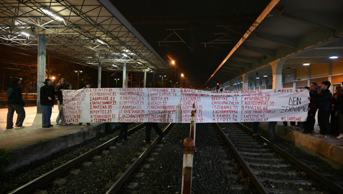 Λάρισα: Κατάληψη στις σιδηροδρομικές γραμμές από φοιτητές για τα Τέμπη