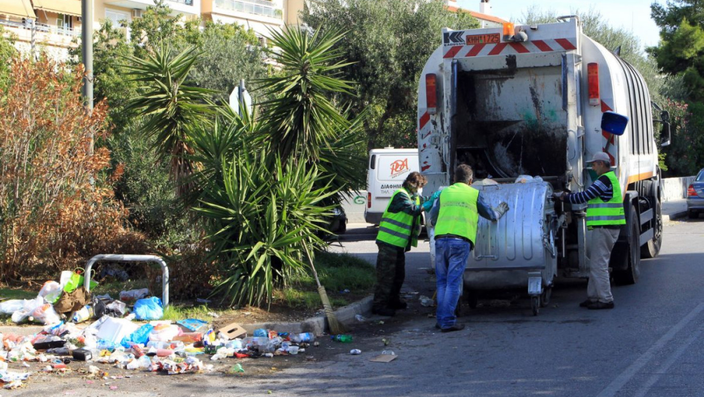 Θεσσαλονίκη: «Πάγωσαν», αλλά τον έσωσαν-Τι είπαν οι εργαζόμενοι που βρήκαν τον άστεγο μέσα στο απορριμματοφόρο