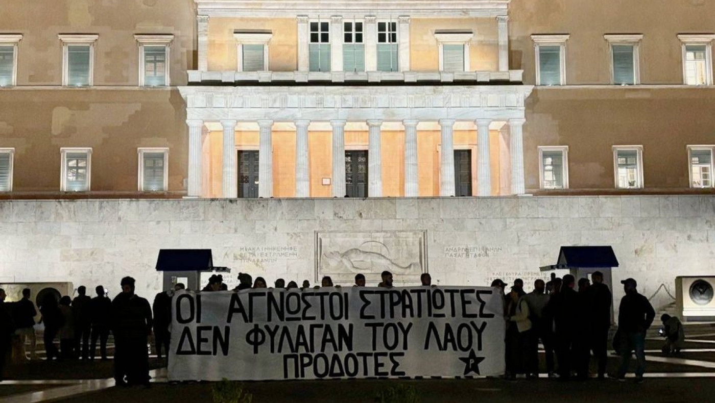 Μέλη του Ρουβίκωνα στον Άγνωστο Στρατιώτη: «Ο νόμος δεν θα περάσει»