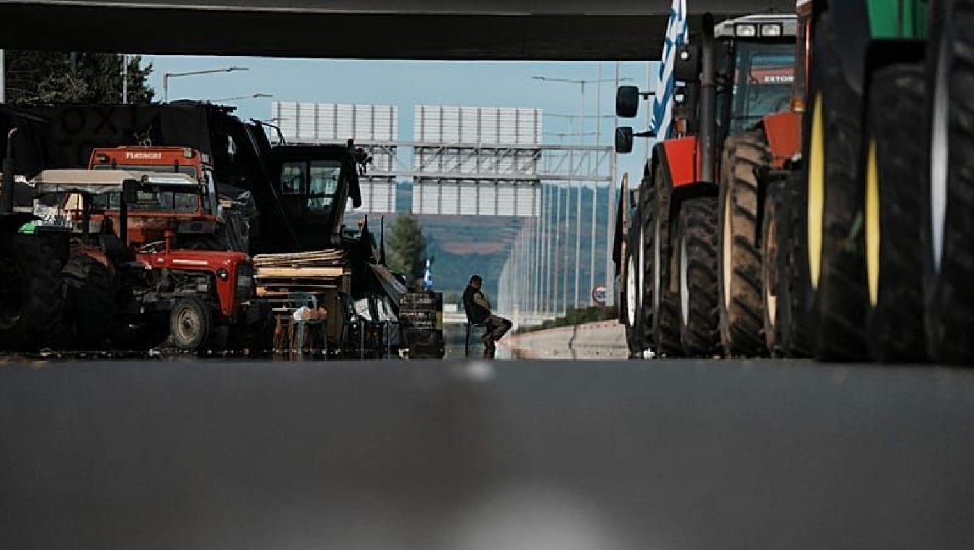 Καβάλα: Αγρότες πέταξαν άχυρα και ντομάτες σε κτίριο της αντιπεριφέρειας