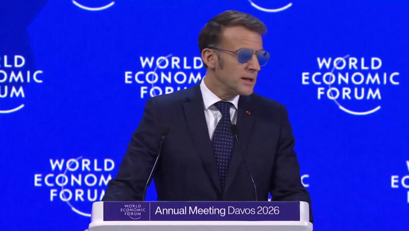 Εμάνουελ Μακρόν: Γιατί εμφανίστηκε με look αλά... Top Gun στο Νταβός