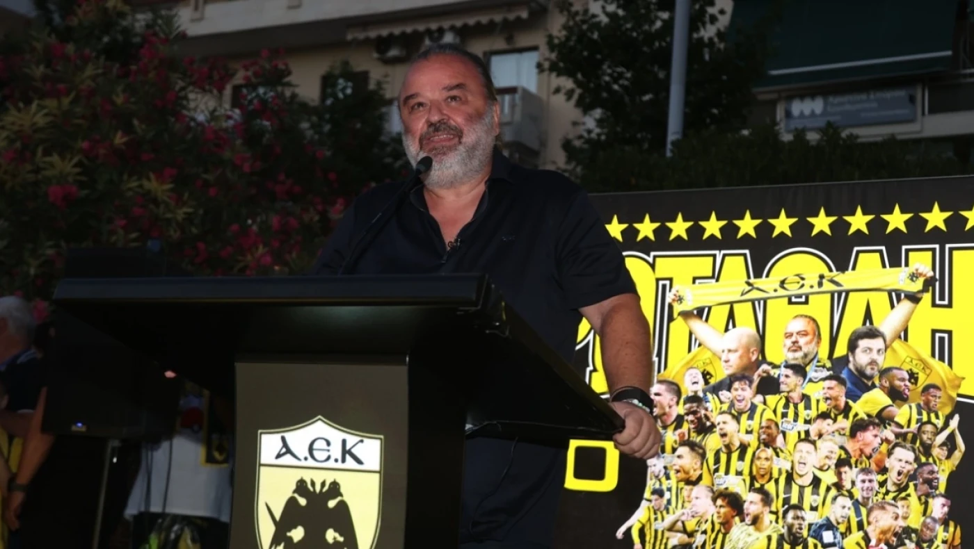 ΑΕΚ: Το μήνυμα Ηλιόπουλου πάνω σε φανέλα μικρού φίλου του Ολυμπιακού