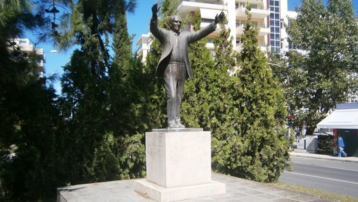 Γυμνή στο άγαλμα του Ανδρέα Παπανδρέου!