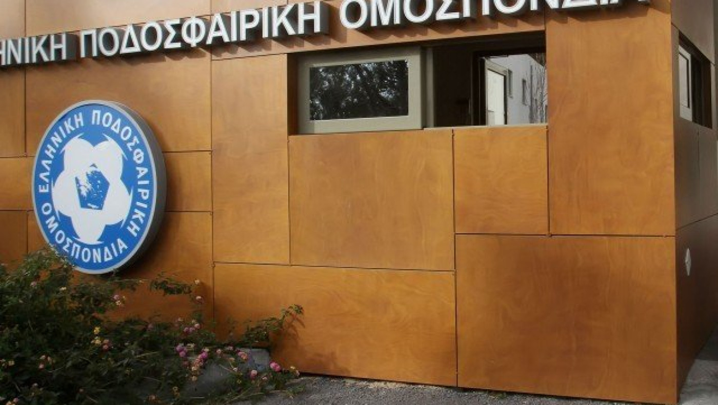 Δεν μπαίνουν      ψύλλοι στ’ αυτιά σας για την ΕΠΟ;