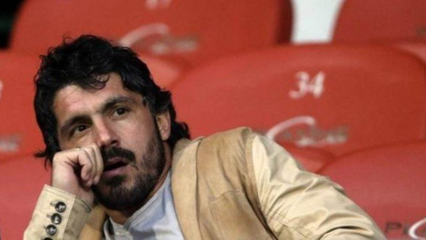 Με το ακουστικό                 στο χέρι ο Γκατούζο