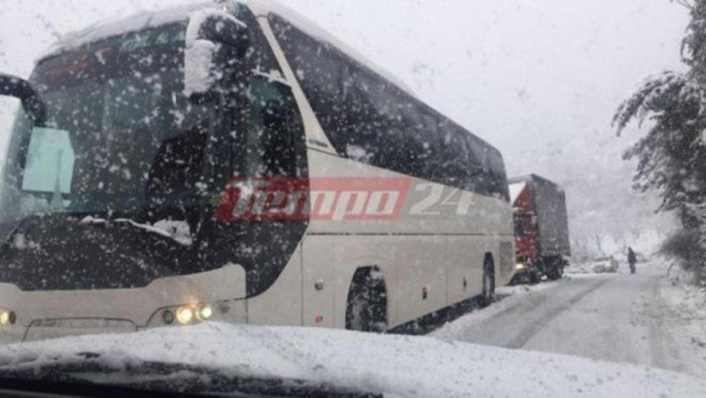 Χιονοθύελλα στην Αχαΐα - Εγκλωβισμένοι 34 επιβάτες λεωφορείου (ΦΩΤΟ)