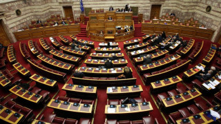 Η κακοκαιρία «Μπάλλος» χτύπησε και τη Βουλή -Επεσαν μάρμαρα, μπήκαν νερά στο κτίριο
