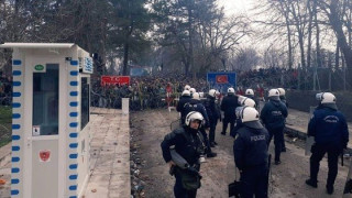Στέλνουν τρόφιμα και νερά στα σύνορα για τις δυνάμεις