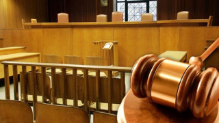 Επιτέλους τέλος,  η παράγκα καταρρέει…
