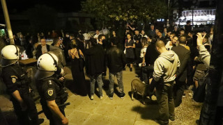 Ένταση ξανά: Πάνω από 200 άτομα στην πλατεία Αγίου Ιωάννου!