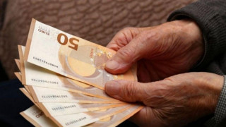 Επίδομα 300 ευρώ για συνταξιούχους