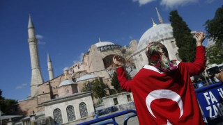 Πανηγυρισμοί και τουρκικές σημαίες στην Αγία Σοφία