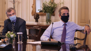 Έκτακτη τηλεδιάσκεψη Μητσοτάκη με λοιμωξιολόγους