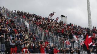 H λεπτή κοκκινόμαυρη γραμμή…