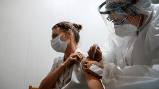Η έξαρση κρουσμάτων και το πρώτο μέτρο για εμβολιασμένους που προτείνει ο Σαρηγιάννης