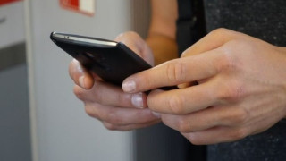22χρονη κατηγορείται πως σκότωσε τον σύντροφό της με ένα κινητό τηλέφωνο