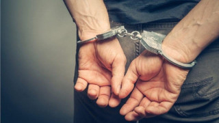 Κοζάνη: Αυνανιζόταν μπροστά στη βιτρίνα του καταστήματός του!