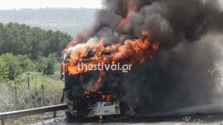 Νταλίκα τυλίχθηκε στις φλόγες στην Εγνατία Οδό έξω από την Βέροια