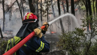 Έχουν ξεφύγει οι συνωμοσιολόγοι των social media: «Τα πυροσβεστικά ελικόπτερα βάζουν τις φωτιές»