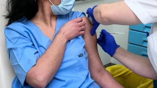 «Πρεμιέρα» σήμερα για τα επικαιροποιημένα εμβόλια- Σε αυτούς συστήνονται
