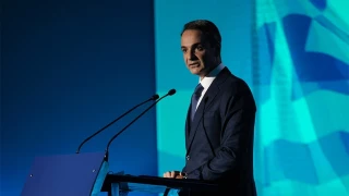 Tο αστείο του Μητσοτάκη με κασκόλ ΠΑΟΚ, Άρη, Ηρακλή: «Αν κρυώνετε...»