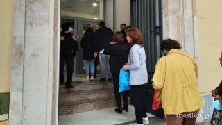 Θεσσαλονίκη: Ουρές σε καταστήματα και σε τράπεζες για ελέγχους πιστοποιητικών