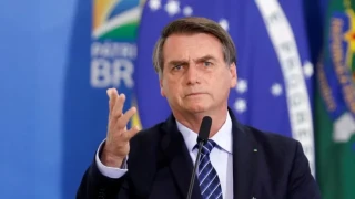 Ο Μπολσονάρου αμφισβητεί τον εμβολιασμό των παιδιών 5 με 11 ετών