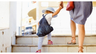«Νταντάδες της Γειτονιάς»: Ανοίγει η πλατφόρμα -Ποιοι δικαιούνται οικονομική ενίσχυση