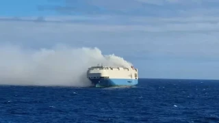 Στις φλόγες εμπορικό πλοίο στον Ατλαντικό, μετέφερε πολυτελή αυτοκίνητα
