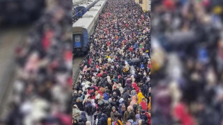 Ουκρανία - Βίντεο: Άμαχοι, γυναίκες, παιδιά τρέχουν να προλάβουν το τρένο