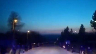 Καθηλωτικό βίντεο Ουκρανών που υποδέχονται γονατιστοί νεκρό στρατιώτη