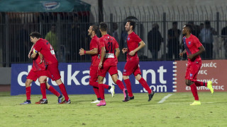 Πάει να του γκρεμίσει το «κάστρο»