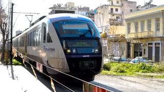 Μενίδι: Τρένο περνά από διάβαση με τις μπάρες ανοιχτές!