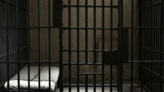 Στη φυλακή ο 52χρονος που ξυλοκόπησε την αστυνομικό: «Θόλωσα από τον θυμό»